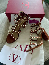 Load image into Gallery viewer, Rockstud Block Heel Sandals