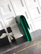 Load image into Gallery viewer, CC Clutch