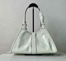 Load image into Gallery viewer, Medium Leather Tote