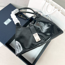 Load image into Gallery viewer, Medium Leather Tote
