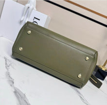 Load image into Gallery viewer, Madrid Large