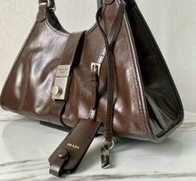 Load image into Gallery viewer, Medium Leather Tote