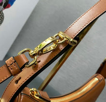 Load image into Gallery viewer, Arque Leather Shoulder Bag