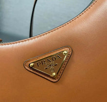 Load image into Gallery viewer, Arque Leather Shoulder Bag