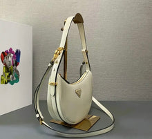 Load image into Gallery viewer, Arque Leather Shoulder Bag