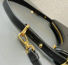 Load image into Gallery viewer, Arque Leather Shoulder Bag