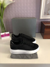 Load image into Gallery viewer, Oversized Sneaker Velvet