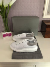 Load image into Gallery viewer, Oversized Sneaker Suede Ladies