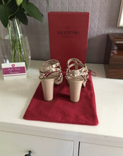 Load image into Gallery viewer, Rockstud Block Heel Sandals