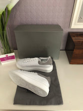 Load image into Gallery viewer, Oversized Sneaker Suede Ladies