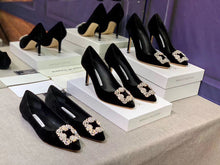 Load image into Gallery viewer, Hangisi Velvet Pumps