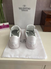 Load image into Gallery viewer, Rockstud Untitled