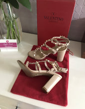 Load image into Gallery viewer, Rockstud Block Heel Sandals