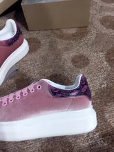 Load image into Gallery viewer, Oversized Sneaker Velvet