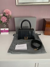 Load image into Gallery viewer, Hourglass XS