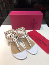 Load image into Gallery viewer, Rockstud Thong Sandals
