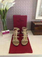 Load image into Gallery viewer, Rockstud Block Heel Sandals