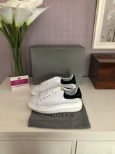 Load image into Gallery viewer, Oversized Sneaker Suede Ladies