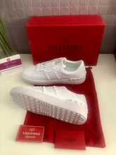 Load image into Gallery viewer, Rockstud Untitled