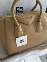 Load image into Gallery viewer, Antigona Grained Leather
