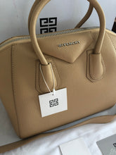 Load image into Gallery viewer, Antigona Grained Leather