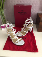 Load image into Gallery viewer, Rockstud Block Heel Sandals