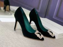 Load image into Gallery viewer, Hangisi Velvet Pumps