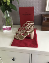 Load image into Gallery viewer, Rockstud Block Heel Sandals