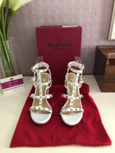 Load image into Gallery viewer, Rockstud Block Heel Sandals