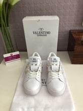 Load image into Gallery viewer, Rockstud Untitled