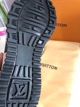 Load image into Gallery viewer, Runaway Sneaker