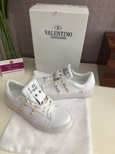 Load image into Gallery viewer, Rockstud Untitled