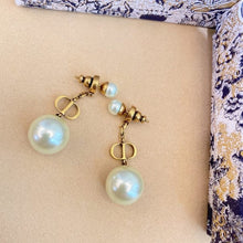 Load image into Gallery viewer, CD Pearl Earrings
