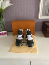 Load image into Gallery viewer, Runaway Sneaker