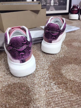 Load image into Gallery viewer, Oversized Sneaker Velvet