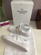 Load image into Gallery viewer, Rockstud Untitled