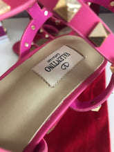 Load image into Gallery viewer, Rockstud Block Heel Sandals