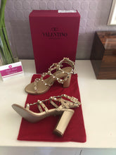 Load image into Gallery viewer, Rockstud Block Heel Sandals