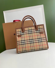 Load image into Gallery viewer, Title Bag