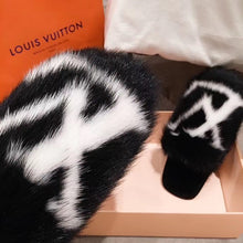 Load image into Gallery viewer, Homey Fur Slippers