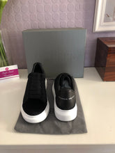 Load image into Gallery viewer, Oversized Sneaker Velvet