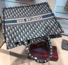 Load image into Gallery viewer, Book Tote Oblique