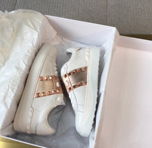 Load image into Gallery viewer, Rockstud Untitled