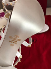 Load image into Gallery viewer, Rockstud Block Heel Sandals