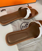 Load image into Gallery viewer, Oran Split Sandals
