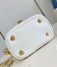 Load image into Gallery viewer, Vanity Chain Pouch
