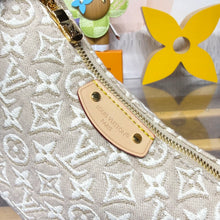 Load image into Gallery viewer, Hills Pochette
