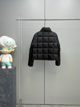 Load image into Gallery viewer, Jarcieu Jacket
