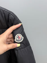 Load image into Gallery viewer, Jarcieu Jacket

