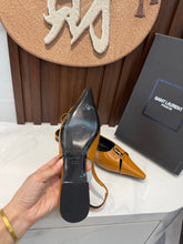 Load image into Gallery viewer, Leather Pumps
